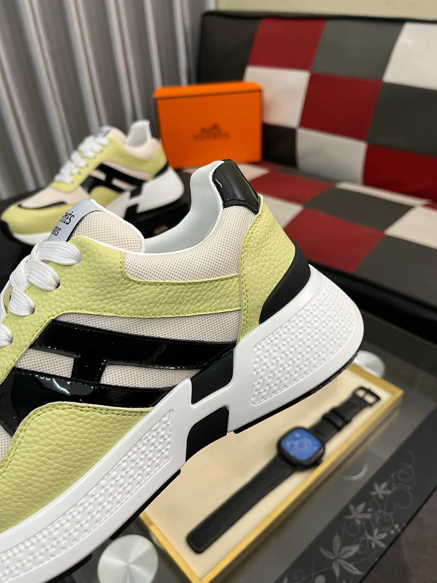 Men's shoes 💰540⌚️⌚️HERMES/Hermès Hugo thick-soled sneakers, casual men's shoes, these sneakers are made of imported first-layer cowhide leather and breathable mesh design. The contrasting color design creates a dynamic and modern shape. The front end of the toe is decorated with natural-color rubber inlays, which is novel and fashionable. The texture is incomparable, with cowhide lining and cowhide foot pads, the upper foot is comfortable and breathable, and the rubber sole is decorated with geometric patterns and iconic "H" details. A very personal one! Size: 38-44